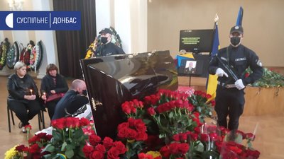 У Сєвєродонецьку прощаються із загиблим командиром батальйону "Луганськ-1" У Сєвєродонецьку прощаються із загиблим командиром батальйону "Луганськ-1"