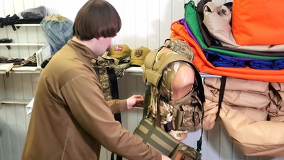 За 10 місяців війни кравець із Луцька пошив більше тисячі медичних сумок для бійців За 10 місяців війни кравець із Луцька пошив більше тисячі медичних сумок для бійців