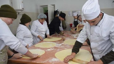 Понад п’ять тисяч вареників наліпили курсанти з Тернопільщини для українських захисників