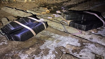 Зупиняли пострілами. На Буковині виявили 16 тисяч пачок цигарок Зупиняли пострілами. На Буковині виявили 16 тисяч пачок цигарок