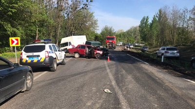 Троє людей травмувалися у зіткненні двох машин на Харківщині