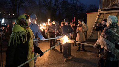 У Тернополі проходить смолоскипна хода пам'яті Степана Бандери У Тернополі проходить смолоскипна хода пам'яті Степана Бандери
