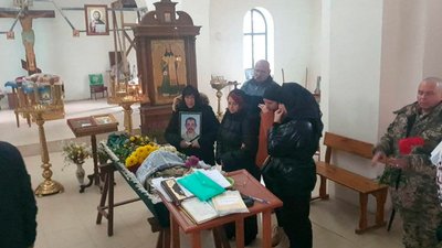 На Чернігівщині попрощалася з трьома захисниками України На Чернігівщині попрощалася з трьома захисниками України