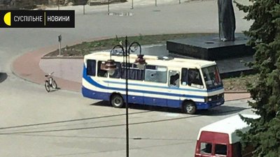 У центрі Луцька чоловік забарикадувався в автобусі та взяв заручників, фото надане Суспільному У центрі Луцька чоловік забарикадувався в автобусі та взяв заручників, фото надане Суспільному