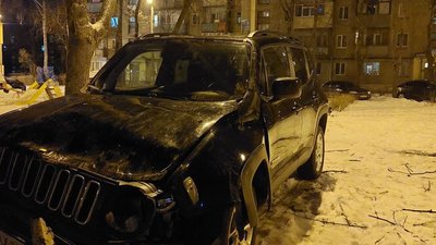 Вночі у Харкові дерево привалило декілька авто Вночі у Харкові дерево привалило декілька авто