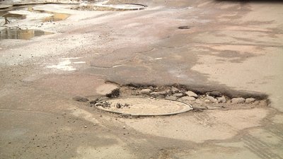 У Житомирі поки не беруться за активне латання вибоїн та ям на дорогах У Житомирі поки не беруться за активне латання вибоїн та ям на дорогах