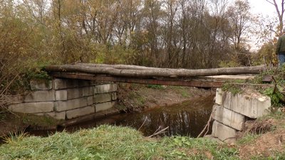 У прикарпатському селі жителі за свої гроші відновили два мости У прикарпатському селі жителі за свої гроші відновили два мости
