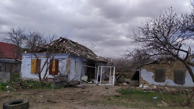 Обстріли в Миколаєві. Будинки, в яких нещодавно жили люди в Балабанівці, покинуті та зруйновані
