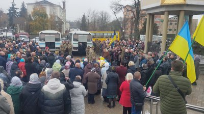 У Рівному попрощалися із двома захисниками, які загинули на Донеччині У Рівному попрощалися із двома захисниками, які загинули на Донеччині