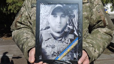 У Ромнах на Сумщині попрощалися з військовим Євгенієм Трубачем У Ромнах на Сумщині попрощалися з військовим Євгенієм Трубачем
