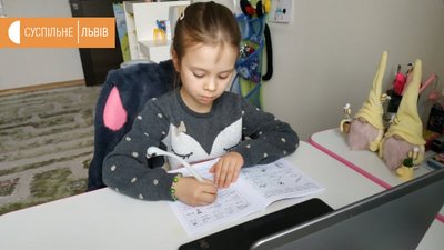 Емілія Грись під час онлайн-занять у школі Емілія Грись під час онлайн-занять у школі