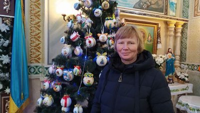 Жительки Тернопільщини вишили понад пів сотні прикрас для церковних ялинок Жительки Тернопільщини вишили понад пів сотні прикрас для церковних ялинок