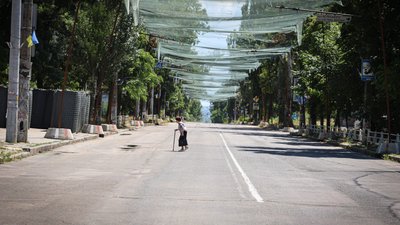 Вулиця у середмісті Херсон, обстріли Херсонщини, антидронові сітки