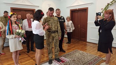 Військовий зі Львова, який лікується в кропивницькій лікарні, одружився з львів’янкою Військовий зі Львова, який лікується в кропивницькій лікарні, одружився з львів’янкою