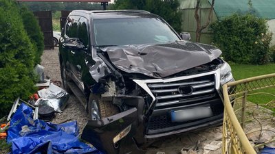 Збив на смерть двох людей та втік з місця ДТП: на Херсонщині знайшли підозрюваного водія