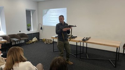Інструктор Ярослав показує зразки стрілецької зброї Інструктор Ярослав показує зразки стрілецької зброї