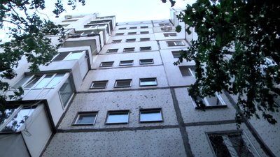 Мешканці херсонської багатоповерхівки місяць живуть без ліфта