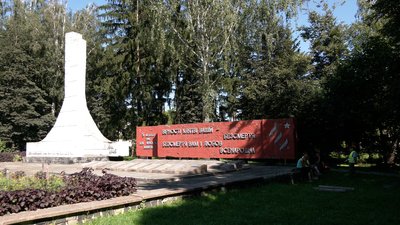 Пам'ятник в плівці: чому в Млинові на Рівненщині замотали меморіал, який підлягає декомунізації Пам'ятник в плівці: чому в Млинові на Рівненщині замотали меморіал, який підлягає декомунізації