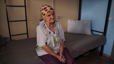 "Ракети без перерви, багато людей побило": 86-річна переселенка з Донеччини живе у шелтері у Запоріжжя