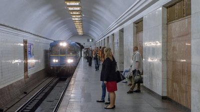 Метро в Києві відновило роботу після падіння пасажира на колії