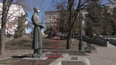 На пам'ятник Григорію Сковороді, що у центрі Харкова, надягнули захисну маску На пам'ятник Григорію Сковороді, що у центрі Харкова, надягнули захисну маску
