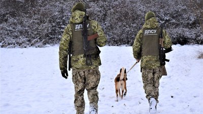 Двох іноземців затримали закарпатські правоохоронці за спробу незаконно перетнути кордон