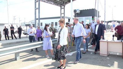 Президентка Естонії та голова Сенату парламенту Чехії перевірили роботу КПВВ "Чонгар" на Херсонщині