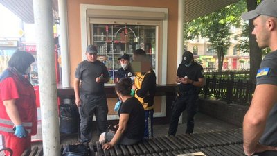 У Франківську серед вулиці п'яний чоловік під час сварки вдарив жінку