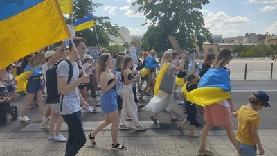 Під гаслом "Росія вбиває планету". Біженці з Миколаївщини долучилися до мітингу у Франції Під гаслом "Росія вбиває планету". Біженці з Миколаївщини долучилися до мітингу у Франції