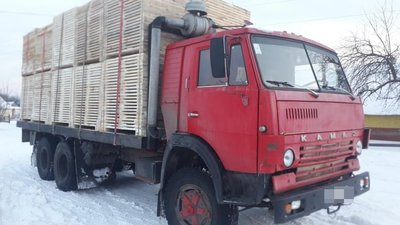 Дві вантажівки з незаконною деревиною затримали на Волині
