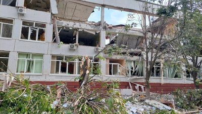 Харків'янин прихистив черепах з кабінету біології школи, яку РФ зруйнувала ракетою Харків'янин прихистив черепах з кабінету біології школи, яку РФ зруйнувала ракетою