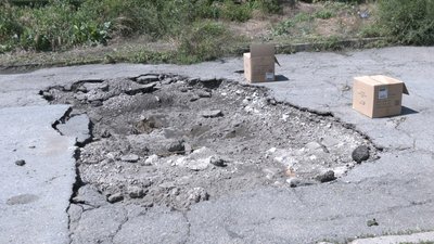На дорогах Запоріжжя внаслідок злив утворилися глибокі ями