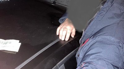 Працівник Держпраці вимагав від приватного підприємця тисячу доларів. Його затримали Працівник Держпраці вимагав від приватного підприємця тисячу доларів. Його затримали
