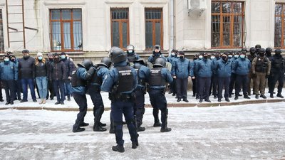 У житомирському Будинку правосуддя пройшли масштабні навчання Служби судової охорони і поліції У житомирському Будинку правосуддя пройшли масштабні навчання Служби судової охорони і поліції