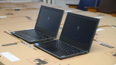 Вчителі на Рівненщині отримали понад дві тисячі ноутбуків. Кому їх дають Вчителі на Рівненщині отримали понад дві тисячі ноутбуків. Кому їх дають