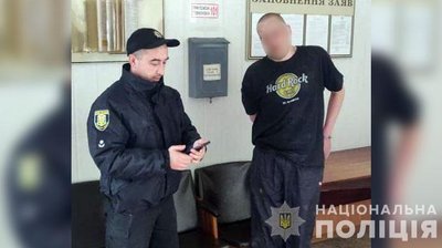 Правоохоронець та чоловік, який намагався втекти з суду Правоохоронець та чоловік, який намагався втекти з суду