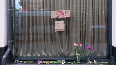 В Івано-Франківську люди вимагали розісклити колонаду готелю В Івано-Франківську люди вимагали розісклити колонаду готелю