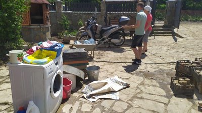 Зруйновані/підтоплені будинки: жителі Білих Ослав рахують збитки від стихії Зруйновані/підтоплені будинки: жителі Білих Ослав рахують збитки від стихії