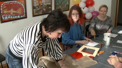 Черкащанки виготовляли картини в техніці декупаж Черкащанки виготовляли картини в техніці декупаж