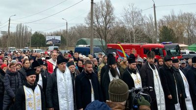 9 днів трагедії. Біля зруйнованого ракетним ударом будинку в Дніпрі вшановують пам'ять загиблих 9 днів трагедії. Біля зруйнованого ракетним ударом будинку в Дніпрі вшановують пам'ять загиблих