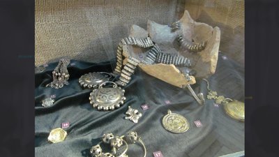 У двох місцях експедиція виявила прикраси. У двох місцях експедиція виявила прикраси.