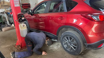 У полтавській майстерні безплатно ремонтують авто для ЗСУ та ТРО У полтавській майстерні безплатно ремонтують авто для ЗСУ та ТРО