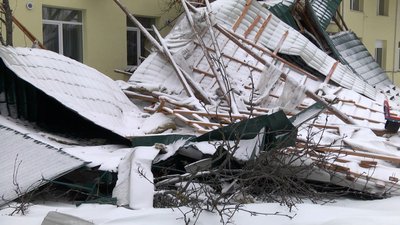 Дах у дитсадку в Сосниці, який зірвало під час негоди, укладали з порушеннями, — експерт Дах у дитсадку в Сосниці, який зірвало під час негоди, укладали з порушеннями, — експерт