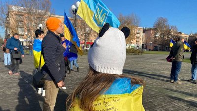 У Херсоні відбувся автопробіг до Дня Гідності та Свободи У Херсоні відбувся автопробіг до Дня Гідності та Свободи