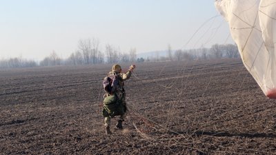 Десантники житомирської 95 бригади відпрацьовують стрибки з парашутом Десантники житомирської 95 бригади відпрацьовують стрибки з парашутом