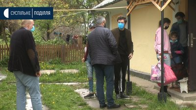 Чиновники, правоохоронці та стурбовані селяни: як франківських ромів зустріли на Хмельниччині