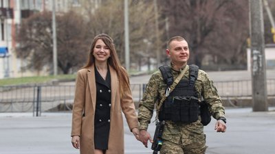 "У буремні часи життя триває": у Харкові одружилися військовий та дизайнерка