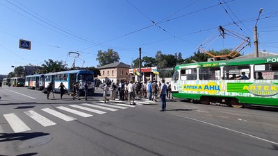 "Труять людей": як місцеві жителі протистоять викидам заводів у Харкові "Труять людей": як місцеві жителі протистоять викидам заводів у Харкові
