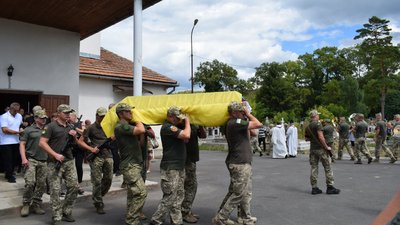 На Закарпатті попрощалися із полеглим захисником Іваном Рошинцем