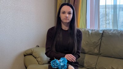 Катерина Нижник створює квіти пам'яті, березень 2026 року